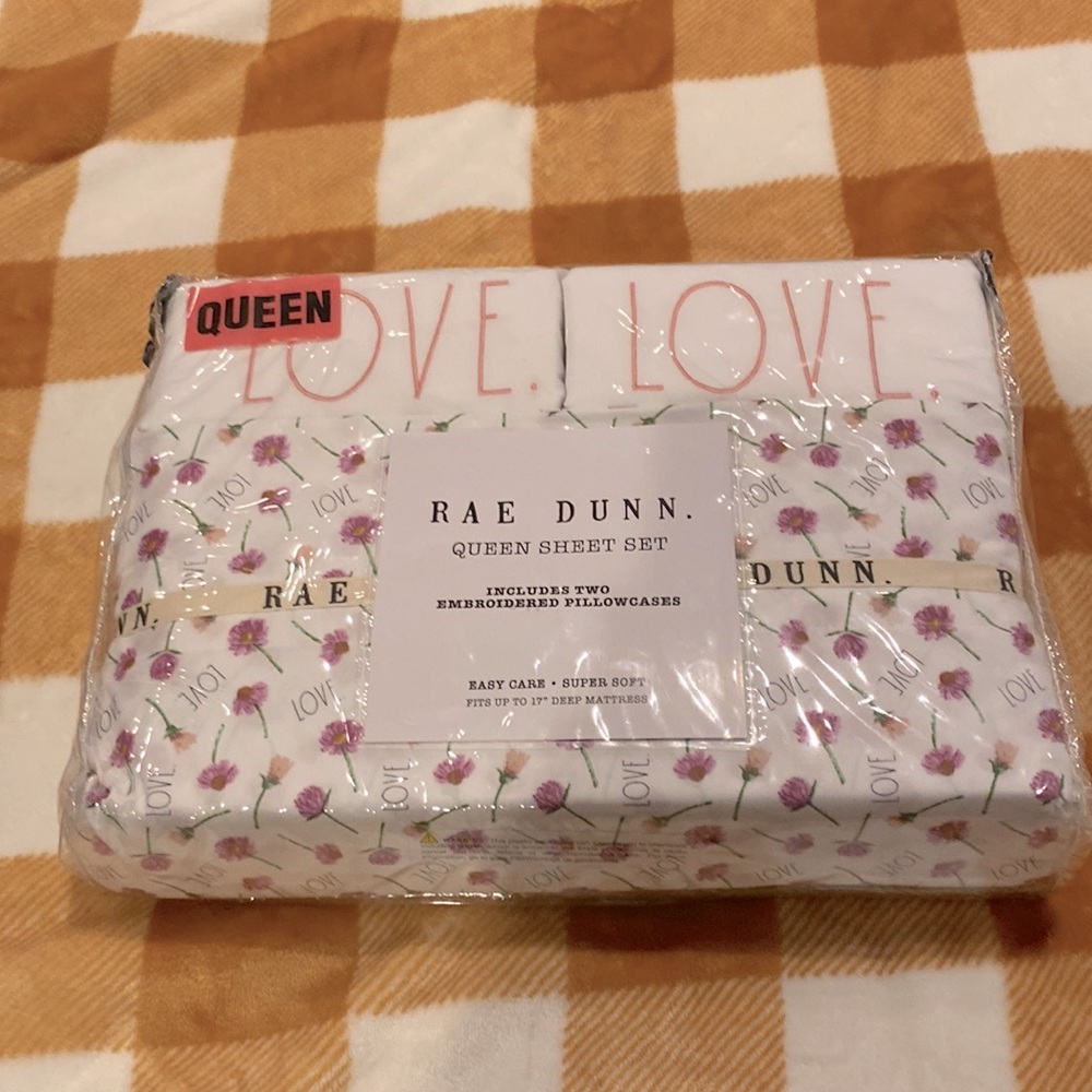 NEW Rae Dunn queen sheet & pillow case set